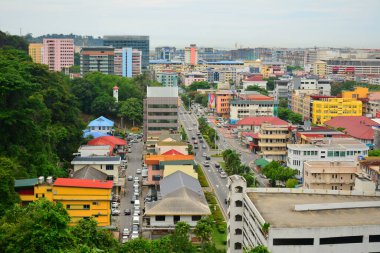 KOTA KINABALU, My - 21 Haziran 2016 'da Malezya' nın Kota Kinabalu şehrinde Kota Kinabalu Şehir Genel Görünümü. Kota Kinabalu (eski adıyla Jesselton), Malezya 'nın Sabah eyaletinin başkenti..