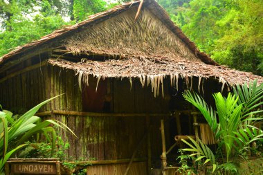 SABAH, MY - 21 Haziran 2016 'da Malezya' nın Sabah kentinde Mari Mari Kültür Köyü Lundayeh kabilesinin eski evi. Mari Mari Köyü, Borneo 'nun bilgi, tarih, kültür ve geleneklerini koruyan bir müze olarak işletilmektedir..