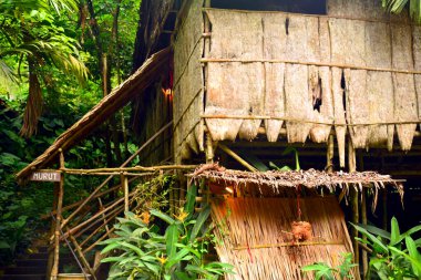 SABAH, MY - 21 Haziran 2016 'da Malezya' nın Sabah kentinde Mari Mari Kültür Köyü Murut kabilesinin eski evi. Mari Mari Köyü, Borneo 'nun bilgi, tarih, kültür ve geleneklerini koruyan bir müze olarak işletilmektedir..