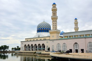 KOTA KINABALU, My - 21 Haziran 2016 'da Malezya' nın Kota Kinabalu kentinde yapılan Mescidi Bandaraya Kota Kinabalu Camii cephesi. 