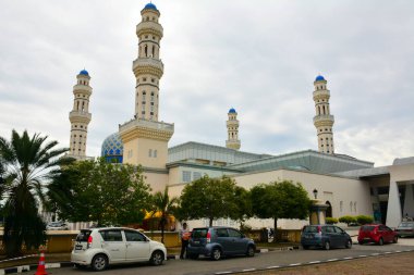 KOTA KINABALU, My - 21 Haziran 2016 'da Malezya' nın Kota Kinabalu kentinde yapılan Mescidi Bandaraya Kota Kinabalu Camii cephesi. 