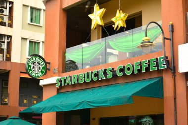 KOTA KINABALU, My - 21 Haziran 2016 Kota Kinabalu, Malezya 'da Starbucks Kahve Cephesi. 