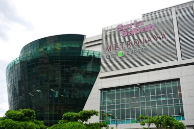 KOTA KINABALU, MY- 17 Haziran 2016: Kota Kinabalu, Malezya 'da Suria Sabah cephesi. Suria Sabah, Sabahanlar ve turistler için tasarlanmış modern bir şehir merkezi alışveriş merkezidir..