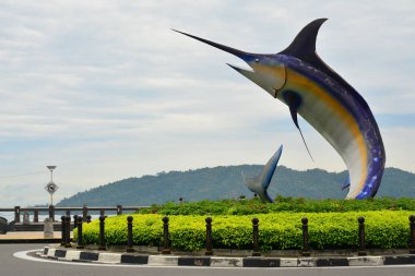 KOTA KINABALU, My - 21 Haziran 2016 Kota Kinabalu, Malezya 'da Kılıçbalığı heykeli. Kılıçbalığı heykeli, Kota Kinabalu 'daki Hyatt Regency Kinabalu' nun yanındaki kavşakta bulunur..