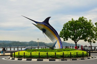 KOTA KINABALU, My - 21 Haziran 2016 Kota Kinabalu, Malezya 'da Kılıçbalığı heykeli. Kılıçbalığı heykeli, Kota Kinabalu 'daki Hyatt Regency Kinabalu' nun yanındaki kavşakta bulunur..