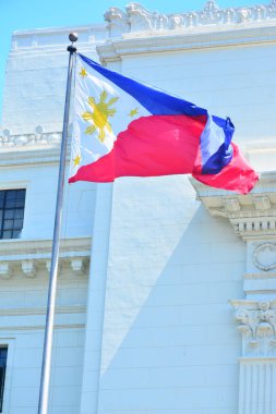 Manila, PH - 6 Temmuz 2016: Rizal Park 'ta Filipinler Ulusal Bayrağı. Filipin bayrağı, kraliyet mavisi ve kırmızısı eşit bantlara sahip yatay bir bayrak ve beyaz bir üçgendir..