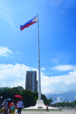 Manila, PH - 6 Temmuz 2016: Rizal Park 'ta Filipinler bayrak direği. Filipin bayrağı, kraliyet mavisi ve kırmızısı eşit bantlara sahip yatay bir bayrak ve beyaz bir üçgendir..