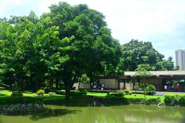 曼尼拉 July 2016年7月6日在菲律宾马尼拉里萨尔公园内的日本花园湖 — 图库照片