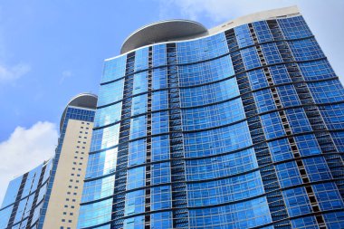 TAGUIG, PH-OCT 1 Ekim 2016 'da Taguig, Filipinler' de Pasifik Plaza Kuleleri. Pacific Plaza Kuleleri, One McKinley Place 'in karşısındaki lüks apartman dairesi gökdelenleri..