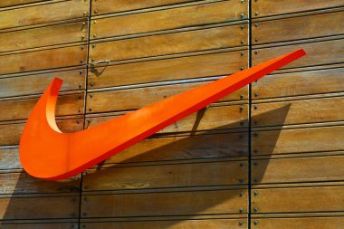 1 Ekim 2016 'da Bonifacio Global City, Taguig, Filipinler' de Nike logosu. Nike Inc., Amerikan çok uluslu bir şirket. Ayakkabı ve giysi satışı yapıyor..