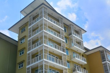 1 Ekim 2016 'da Bonifacio Global City, Taguig, Filipinler' de Serendra yerleşim cephesi. 