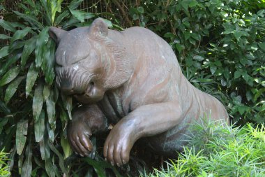 Singapur 'daki Singapur Hayvanat Bahçesi' nde kaplan heykeli.