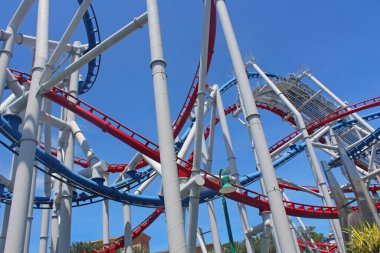 SENTOSA, SG-OCT. 19: Universal Stüdyoları Singapur 'da 19 Ekim 2016' da Sentosa, Singapur 'da Battlestar Galactica hız treni pisti.