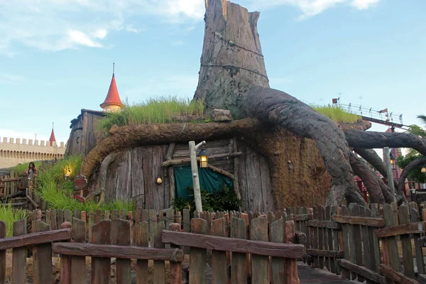 SENTOSA, SG-OCT. 19: Universal Stüdyoları Singapur 'daki ağaç ev cephesi 19 Ekim 2016, Sentosa, Singapur.