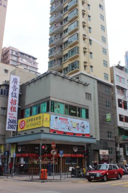 KOWLOON, HK-DEC. 7 Aralık 2016 'da Mong Kok, Kowloon, Hong Kong' daki binaların etrafını sardı. Mong Kok, Hong Kong 'un Kowloon Yarımadası' nın batı kesiminde, Yau Tsim Mong Bölgesi 'nde bir bölgedir..