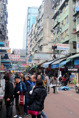 KOWLOON, HK - 7 Aralık 2016 'da Hong Kong' da Sham Shui Po 'da günlük market eşyaları satışı. Sham Shui Po, Kowloon Yarımadası 'nın kuzeybatısında yer alır..
