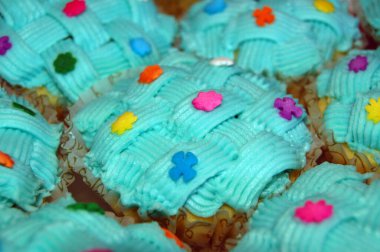 Karamelli ve limonlu kek, tatlı olarak.