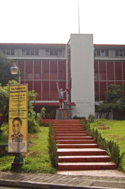 8 Ekim 2015 'te Filipinler Üniversitesi' nin Diliman, Quezon City, Filipinler 'deki Vinzons Hall cephesi.
