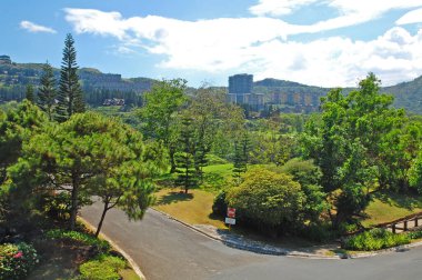 CAVITE, PH - OCT 19: Tagaytay Highlands asfalt kavşağı yolu 19 Ekim 2015, Tagaytay, Cavite, Filipinler. Tagaytay Highlands golf kulüpleri, restoranlar, konforlar ve yerleşim yerlerinden oluşur..