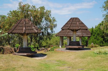 Tagaytay, Cavite, Filipinler 'de ağaçlı ve otlu doğa köşkleri. 