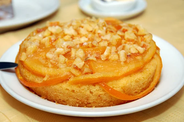 Πορτοκάλι Κέικ Φρούτων Σερβίρεται Μικρό Πιάτο Επιδόρπιο — Φωτογραφία Αρχείου