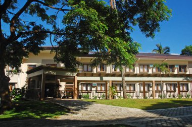 BATANGAS, PH - 30 Temmuz 2019 'da Santo Tomas, Batangas, Filipinler' deki CCF Mount Makiling Recreation Center 'daki pansiyon cephesi.