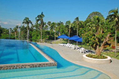 BATANGAS, PH - 30 Temmuz 2019 'da Santo Tomas, Batangas, Filipinler' deki CCF Mount Makiling Recreation Center 'da yüzme havuzu.