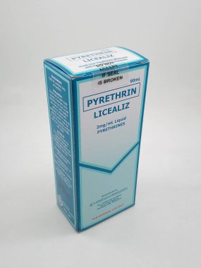 MANILA, PH-APR. 10: 10 Nisan 2020 tarihinde Manila, Filipinler 'de Pyrethrines şampuan formülü kutusu.