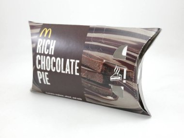 MANILA, PH-APR. 10: McDonalds zengin çikolatalı turta 10 Nisan 2020 'de Manila, Filipinler' de.