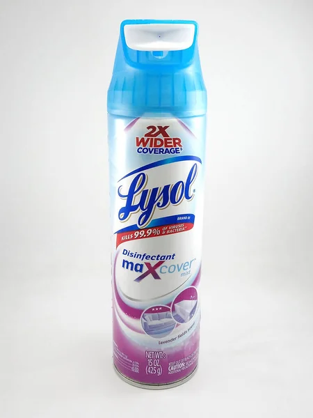 MANILA, PH-APR. 10 Nisan 2020 tarihinde Manila, Filipinler 'de Lysol dezenfektan maksimum kaplama spreyi.