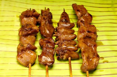 Tavuk dibi, karaciğer, taşlık ve kalp ızgarası.