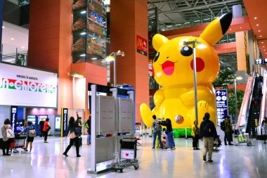 OSAKA, JP-APR. 6: Kansai Uluslararası Havaalanı 6 Nisan 2017 tarihinde Japonya 'nın Osaka kentinde. Kansai Uluslararası Havalimanı, Osaka Körfezi 'nin ortasında bulunan bir havalimanı..