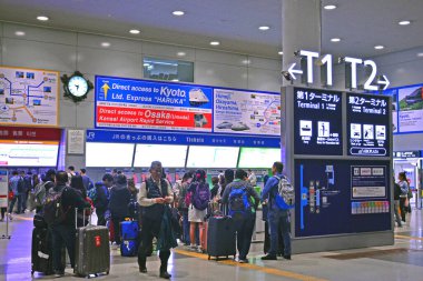 OSAKA, JP-APR. 6: Kansai Havaalanı İçişleri 6 Nisan 2017 tarihinde Osaka, Japonya 'da. Kansai Havaalanı Kansai Int 'l Havalimanı' nda Nankai Electric Railway ve JR West tarafından paylaşılan bir tren istasyonudur..