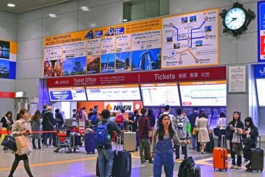 OSAKA, JP-APR. 6: Kansai Havaalanı İçişleri 6 Nisan 2017 tarihinde Osaka, Japonya 'da. Kansai Havaalanı Kansai Int 'l Havalimanı' nda Nankai Electric Railway ve JR West tarafından paylaşılan bir tren istasyonudur..