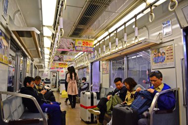 OSAKA, JP-APR. 6: 6 Nisan 2017 'de Osaka, Japonya' da metro treninde seyahat edenler.
