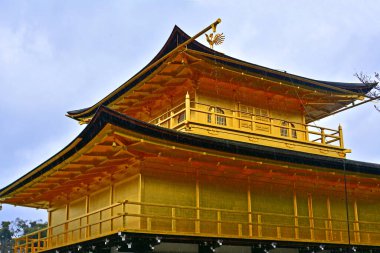 Kyoto, JP-APR. 10: Kinkakuji Altın Tapınağı cephesi 10 Nisan 2017 'de Japonya' nın Kyoto kentinde. Kinkakuji 'nin resmi adı Rokuonji, Japonya' nın Kyoto şehrinde bulunan bir Budist tapınağıdır..
