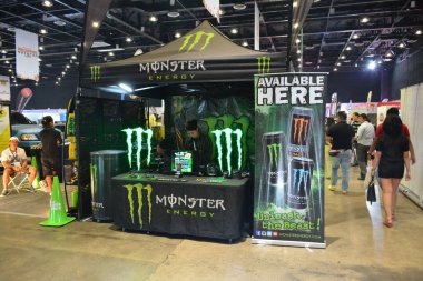 Pasay, PH - 28 Temmuz 2019 'da Filipinler' in Pasay kentinde Bumper to Bumper Prime araba fuarında canavar enerji içeceği standı. Bumper to Bumper, pazar sonrası arabaların yer aldığı bir araba fuarı..