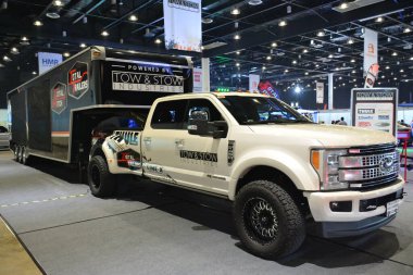 Pasay, PH - 28 Temmuz: Ford F450, Bumper to Bumper Prime araba fuarında 28 Temmuz 2019 tarihinde Pasay, Filipinler 'de süper görev aldı. Bumper to Bumper, pazar sonrası arabaların yer aldığı bir araba fuarı..