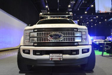 Pasay, PH - 28 Temmuz: Ford F450, Bumper to Bumper Prime araba fuarında 28 Temmuz 2019 tarihinde Pasay, Filipinler 'de süper görev aldı. Bumper to Bumper, pazar sonrası arabaların yer aldığı bir araba fuarı..
