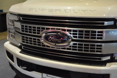 Pasay, PH - 28 Temmuz: Ford F450, Bumper to Bumper Prime araba fuarında 28 Temmuz 2019 tarihinde Pasay, Filipinler 'de süper görev aldı. Bumper to Bumper, pazar sonrası arabaların yer aldığı bir araba fuarı..