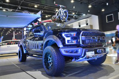 Pasay, PH - 28 Temmuz: Ford raptor Bumper 'dan Bumper Prime araba fuarına 28 Temmuz 2019 tarihinde Pasay, Filipinler' de ulaştı. Bumper to Bumper, pazar sonrası arabaların yer aldığı bir araba fuarı..