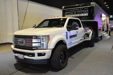 Pasay, PH - 28 Temmuz: Ford F450, Bumper to Bumper Prime araba fuarında 28 Temmuz 2019 tarihinde Pasay, Filipinler 'de süper görev aldı. Bumper to Bumper, pazar sonrası arabaların yer aldığı bir araba fuarı..