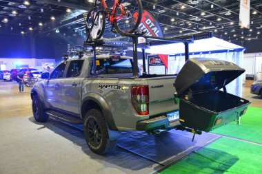 Pasay, PH - 28 Temmuz: Ford Ranger raptor, Bumper 'dan Bumper Prime araba fuarına 28 Temmuz 2019 tarihinde Pasay, Filipinler' de ulaştı. Bumper to Bumper, pazar sonrası arabaların yer aldığı bir araba fuarı..