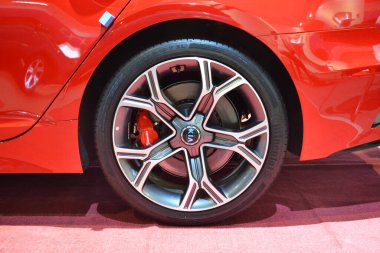 Kia stinger wheel, Bumper to Bumper Prime araba fuarında 28 Temmuz 2019 'da Pasay, Filipinler' de. Bumper to Bumper, pazar sonrası arabaların yer aldığı bir araba fuarı..