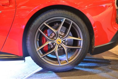 Pasay, PH - 28 Temmuz 2019 'da Bumper to Bumper Prime araba fuarında Ferrari California tekerleği Pasay, Filipinler' de. Bumper to Bumper, pazar sonrası arabaların yer aldığı bir araba fuarı..