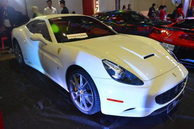 Pasay, PH - 28 Temmuz: Ferrari California Bumper 'dan Bumper Prime araba fuarına 28 Temmuz 2019 tarihinde Pasay, Filipinler' de. Bumper to Bumper, pazar sonrası arabaların yer aldığı bir araba fuarı..