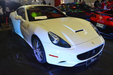 Pasay, PH - 28 Temmuz: Ferrari California Bumper 'dan Bumper Prime araba fuarına 28 Temmuz 2019 tarihinde Pasay, Filipinler' de. Bumper to Bumper, pazar sonrası arabaların yer aldığı bir araba fuarı..