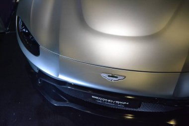 28 Temmuz 2019 'da Filipinler, Pasay' da Bumper 'dan Bumper Prime araba fuarına giden Aston Martin' in arabası. Bumper to Bumper, pazar sonrası arabaların yer aldığı bir araba fuarı..