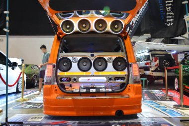 Pasay, PH - 28 Temmuz 2019 'da Filipinler' in Pasay şehrinde Bumper 'da Bumper Prime araba fuarında ses hoparlörleri özelleştirildi. Bumper to Bumper, pazar sonrası arabaların yer aldığı bir araba fuarı..