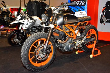 Pasay, PH - APR 23 - KTM Dük 390 motosiklet Trans Sport Show 'da 23 Nisan 2017 Pasay, Filipinler.